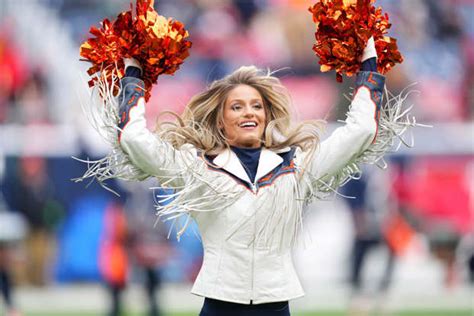 berleigh wright|Broncos cheerleader Berkleigh Wright named SI。